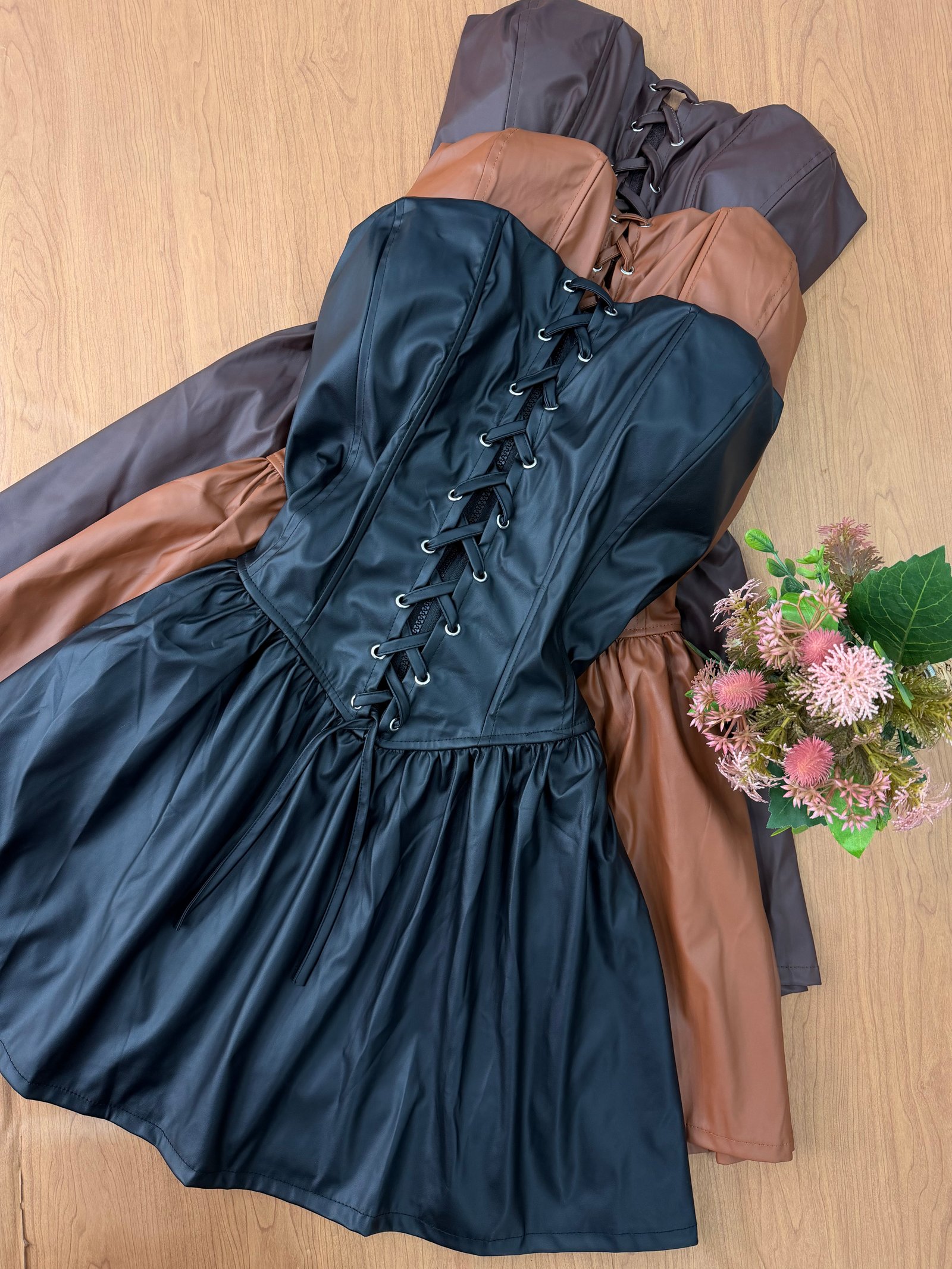 VESTIDO ECOCUERO TOMARA FRENTE CORDÓN 9433